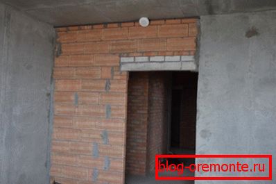 Antes de aplicar cualquier material de acabado, cubra la superficie de la pared con una base. Antes de aplicar cualquier material de acabado, cubra la superficie de la pared con una base.