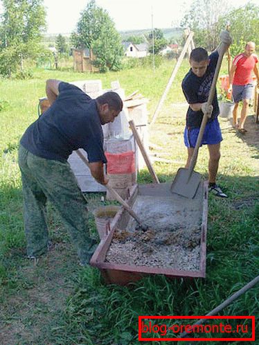 Revuelva la solución con palas. Revuelva la solución con palas.