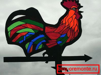 Gallo bajo la vidriera