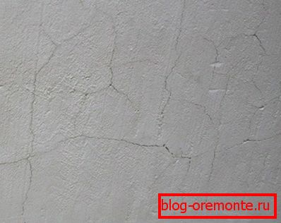 La contracción plástica y la evaporación de la humedad conducen a grietas finas. La contracción plástica y la evaporación de la humedad conducen a grietas finas.