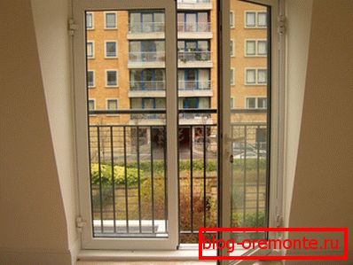Puerta de balcón de plástico con acristalamiento completo. Puerta de balcón de plástico con acristalamiento completo.