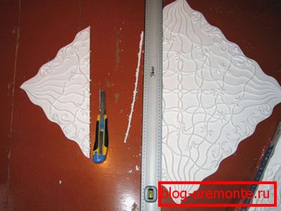 Cortar un pedazo pequeño de azulejo