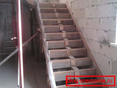 Tales construcciones se erigen vertiendo mortero en encofrados pre erigidos. Tales construcciones se erigen vertiendo mortero en encofrados pre erigidos.