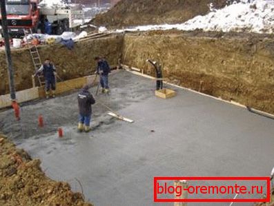 La suela de la base se hace a menudo de una solución magra. La suela de la base se hace a menudo de una solución magra.