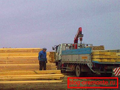 Cargando madera para el transporte al sitio