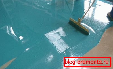 Pavimentos de hormigón en el garaje por pintura. Pavimentos de hormigón en el garaje por pintura.