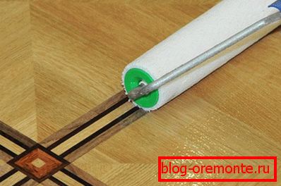 Revestimiento de parquet con barniz.