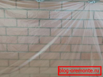Cubrimos la pared con barrera de vapor. Cubrimos la pared con barrera de vapor.