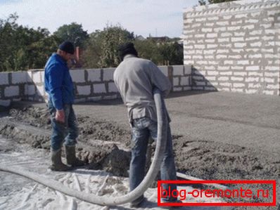 El piso de concreto de poliestireno no ejerce mucha presión sobre los cimientos El piso de concreto de poliestireno no ejerce mucha presión sobre los cimientos