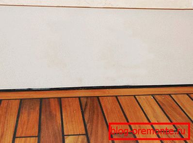 Linóleo bajo parquet cubierto.