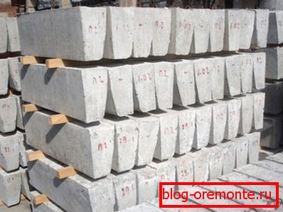 Los bordillos se producen en grandes cantidades en plantas de concreto. Los bordillos se producen en grandes cantidades en plantas de concreto.