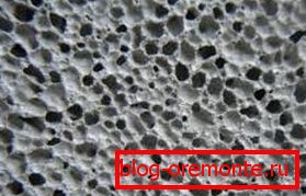 La estructura porosa de la espuma le permite complementar la protección contra el frío. La estructura porosa de la espuma le permite complementar la protección contra el frío.