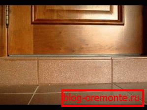 Recortar los azulejos de la puerta de entrada Cómo montar umbrales de puertas de entrada.