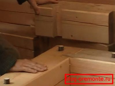 Aterrizaje de coronas sobre clavijas de madera. Aterrizaje de coronas sobre clavijas de madera.