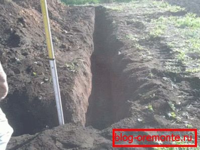 Como el sótano se puede atribuir bastante a la base, todo el trabajo generalmente comienza con la excavación de una zanja Como el sótano se puede atribuir bastante a la base, todo el trabajo generalmente comienza con la excavación de una zanja