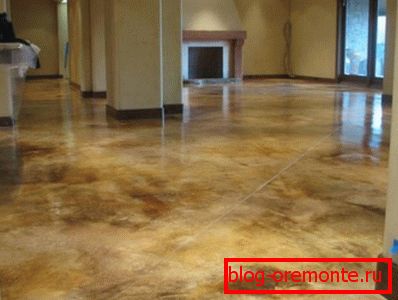 Después de la pintura al ácido se barniza el piso de concreto. Después de la pintura al ácido se barniza el piso de concreto.