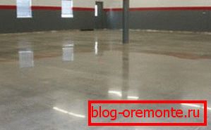 Después de terminar el trabajo, es difícil creer que el piso de la habitación, como en la foto, sea concreto lijado ordinario.
