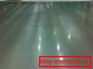 La superficie del piso de concreto monolítico después de usar un endurecedor.