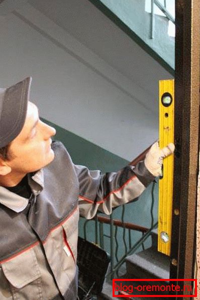 Cómo instalar la puerta frontal: un enfoque profesional.