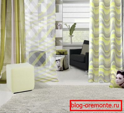 Las cortinas correctamente combinadas en color pueden reemplazar visualmente no solo la puerta, sino también la partición Las cortinas correctamente combinadas en color pueden reemplazar visualmente no solo la puerta, sino también la partición