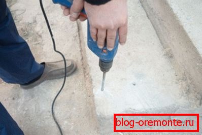Antes de instalar el tornillo, haga un agujero debajo del punzón. Antes de instalar el tornillo, haga un agujero debajo del punzón.