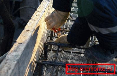 La precisión es importante durante el trabajo de montaje. La precisión es importante durante el trabajo de montaje.