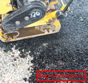 Cuando se trabaja en el techo, el equipo de apisonamiento se usa para compactación. Cuando se trabaja en el techo, el equipo de apisonamiento se usa para compactación.