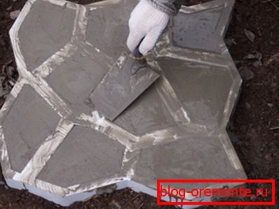 Cuando se trabaja con formas, la solución de arena más simple de concreto con una relación de cemento de 3 a 1 es la más utilizada, pero al mismo tiempo se agrega un plastificante. Cuando se trabaja con formas, la solución de arena más simple de concreto con una relación de cemento de 3 a 1 es la más utilizada, pero al mismo tiempo se agrega un plastificante.