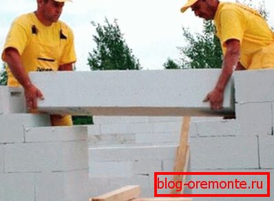 Al crear casas a partir de este material, incluso puede utilizar puentes especiales y otros elementos de montaje desde él. Al crear casas a partir de este material, incluso puede utilizar puentes especiales y otros elementos de montaje desde él.