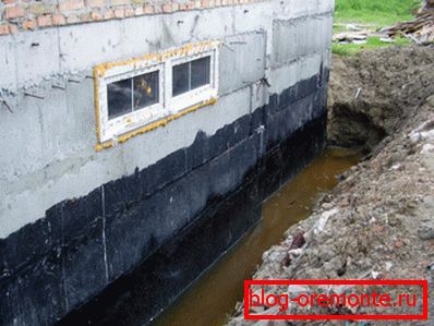 La razón para tratar las paredes de concreto con repelente al agua es obvia. La razón para tratar las paredes de concreto con repelente al agua es obvia.