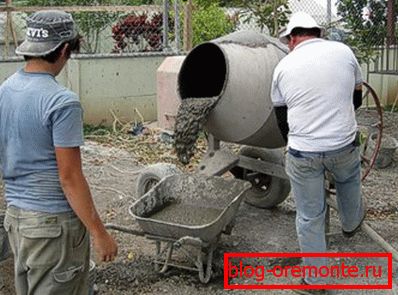 Preparación de hormigón en una hormigonera a domicilio.
