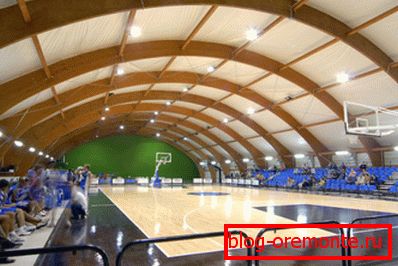 El uso de la construcción de madera laminada flexible como un techo arqueado de un complejo deportivo. El uso de la construcción de madera laminada flexible como un techo arqueado de un complejo deportivo.