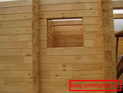 Un ejemplo de un muro de troncos con aberturas de ventanas. Un ejemplo de un muro de troncos con aberturas de ventanas.