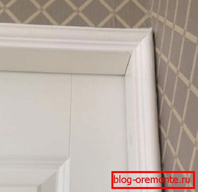 Un ejemplo en la foto es una puerta en la esquina o en un pasillo estrecho.