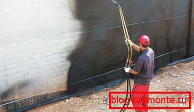 Un ejemplo de aplicación a la construcción terminada de material penetrante para proteger contra la humedad. Un ejemplo de aplicación a la construcción terminada de material penetrante para proteger contra la humedad.