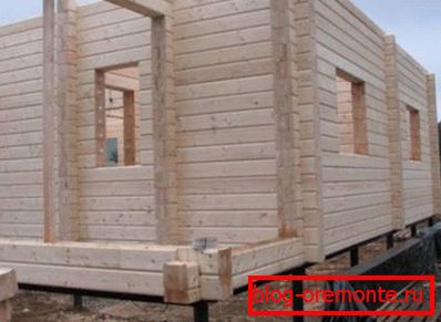 Ejemplo de base de tornillo y casa de madera. Ejemplo de base de tornillo y casa de madera.