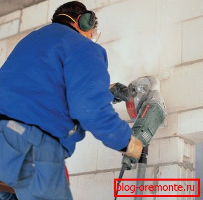 Cortar el concreto reforzado con círculos de diamante ayudará a hacer aberturas de puertas y ventanas en el rastrojo terminado. Cortar el concreto reforzado con círculos de diamante ayudará a hacer aberturas de puertas y ventanas en el rastrojo terminado.