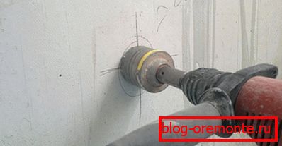 Haciendo un agujero en un muro de concreto Haciendo un agujero en un muro de concreto