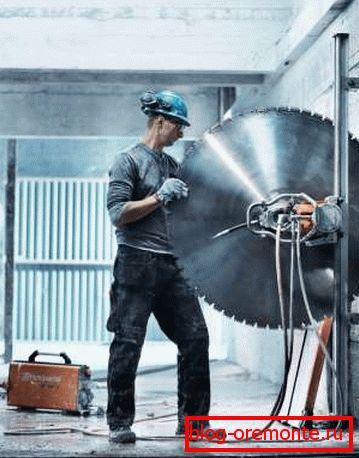 Cortar aberturas en hormigón con equipamiento profesional. Cortar aberturas en hormigón con equipamiento profesional.