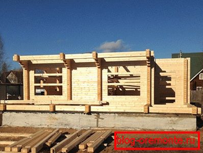 El proceso de instalación de muros de carga de madera. El proceso de instalación de muros de carga de madera.