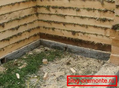 El proceso de aislamiento de la casa dentro de la madera en la etapa de construcción. El proceso de aislamiento de la casa dentro de la madera en la etapa de construcción.