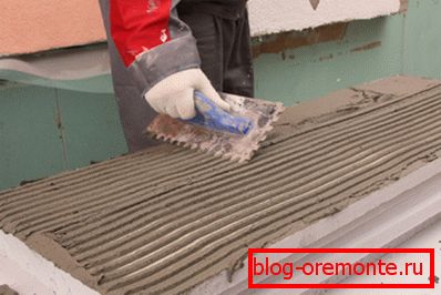 Trabajar con una llana dentada Trabajar con una llana dentada