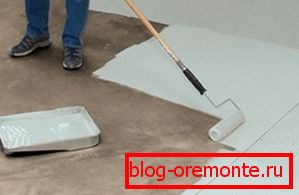 Extiende la composición del rodillo por el suelo.
