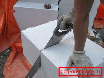 Cortar el bloque de gas a medida: sierra bastante ordinaria Cortar el bloque de gas a medida: sierra bastante ordinaria