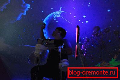 Techo pintado con pinturas luminosas. Techo pintado con pinturas luminosas.