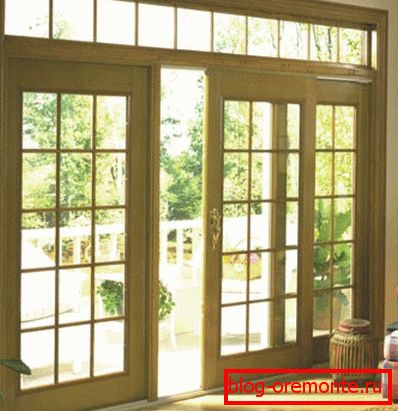 Puerta corredera que comunica habitación con terraza.
