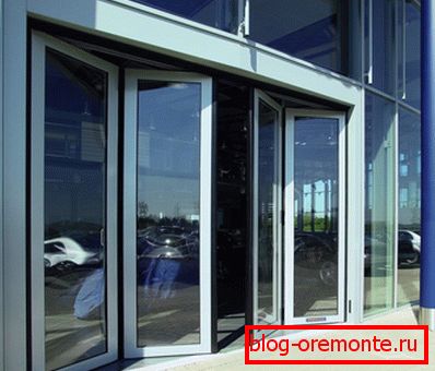 Puertas correderas en la fachada acristalada. Puertas correderas en la fachada acristalada.