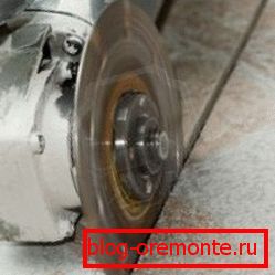 Cortar hormigón a lo largo de la línea deseada. Cortar hormigón a lo largo de la línea deseada.