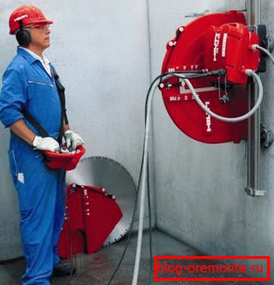 Cortando un muro de hormigón con un disco de diamante Cortando un muro de hormigón con un disco de diamante
