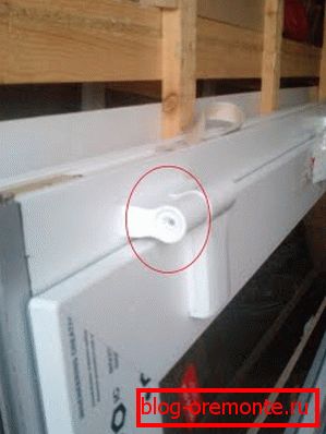 Tornillo de ajuste para subir y bajar la hoja. Ajuste de puertas de entrada de plástico.